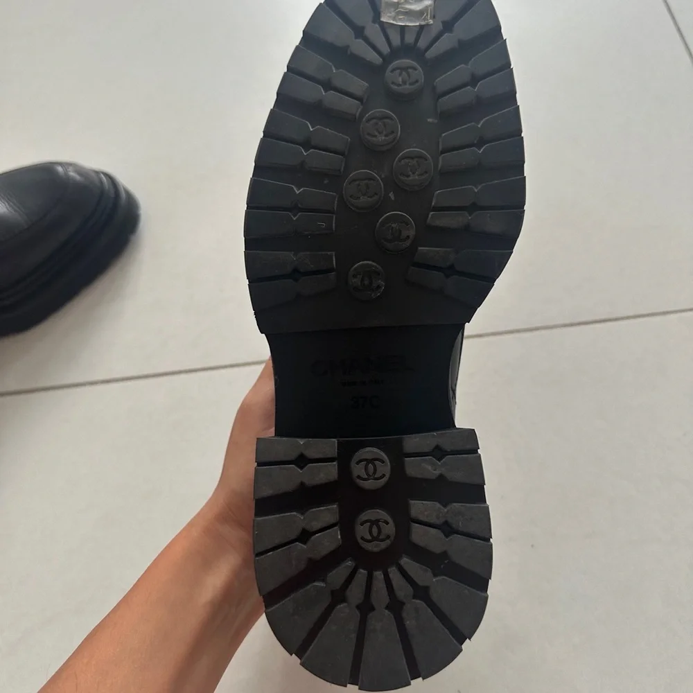 Chanel mocassins. Great condition. Only worn twice. Size 37 - Picture 2 of 2